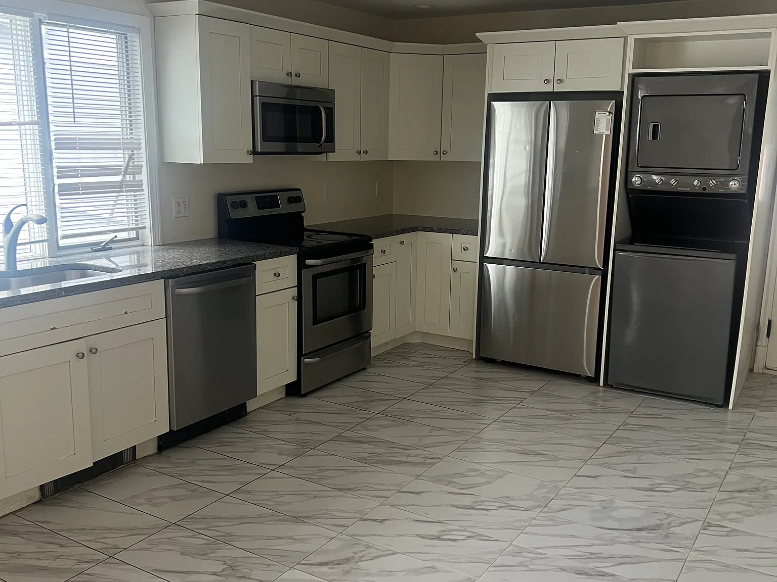 3 bed, 1255 sqft, $3,300 — Photo 2