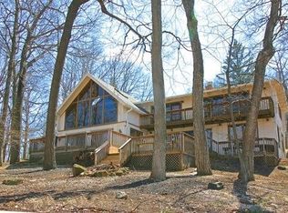 664 Upr Brookwood Dr, Fontana, WI 53125