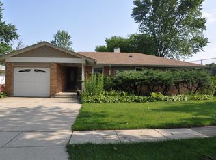 15 Woodcrest Ln, Elk Grove Village, IL 60007