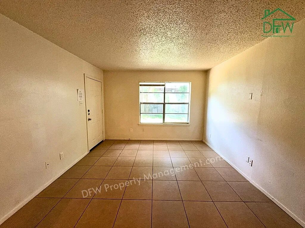 2 bed, 1.0 bath, 885 sqft, $1,170 — Photo 1