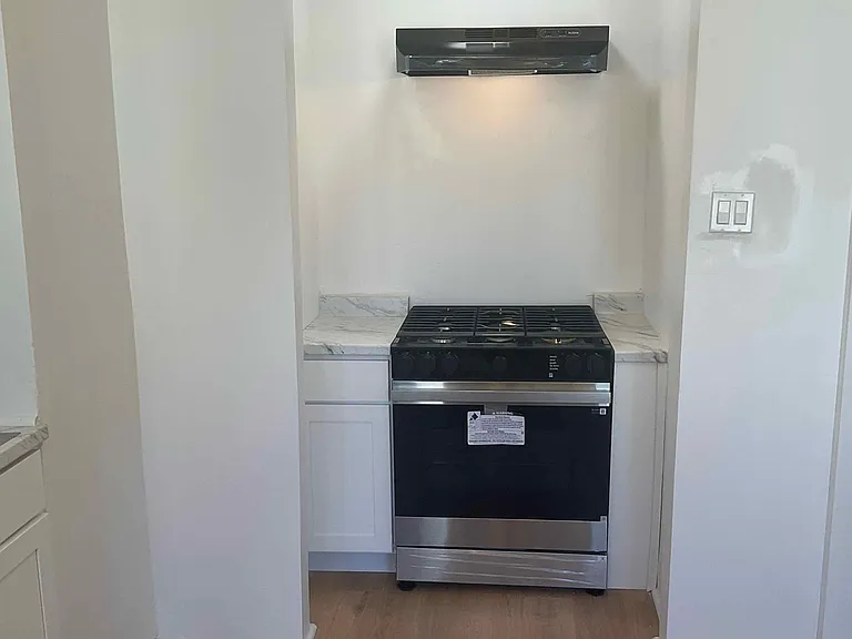 14 Crown St #2W — Photo 2