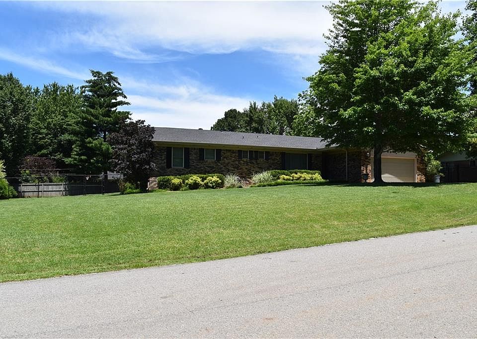 1st image of 2540 E Manor Dr
