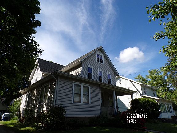 West side - roof lines show the large size of the 3rd floor front and rear rooms.