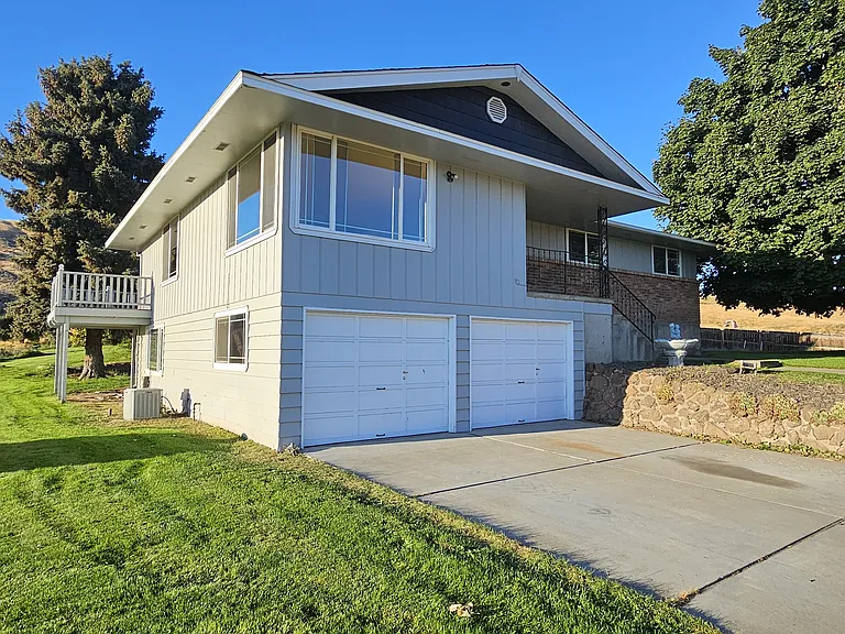 704 Lacey Ave — Photo 2