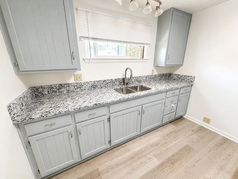 716 E Lewis St #B — Photo 2