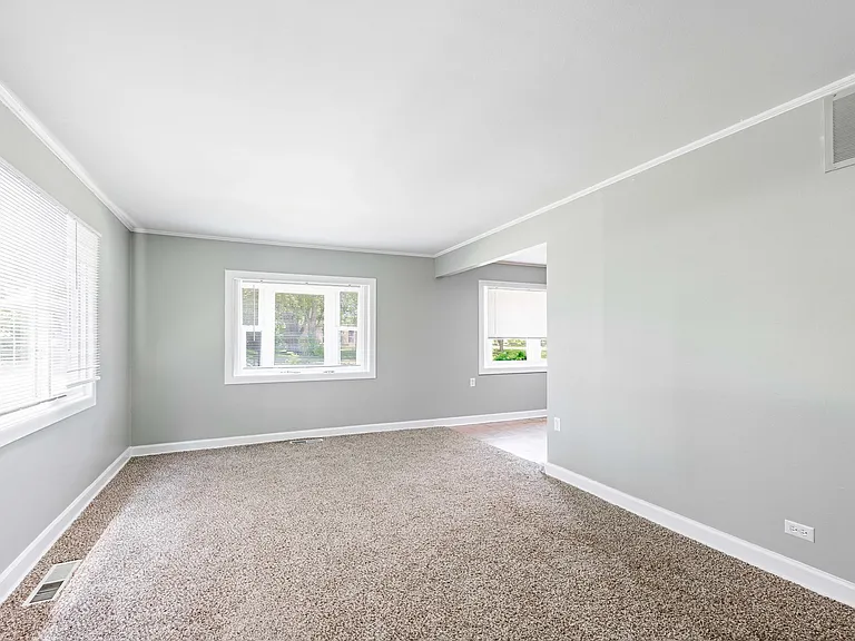 277 Somonauk St — Photo 6