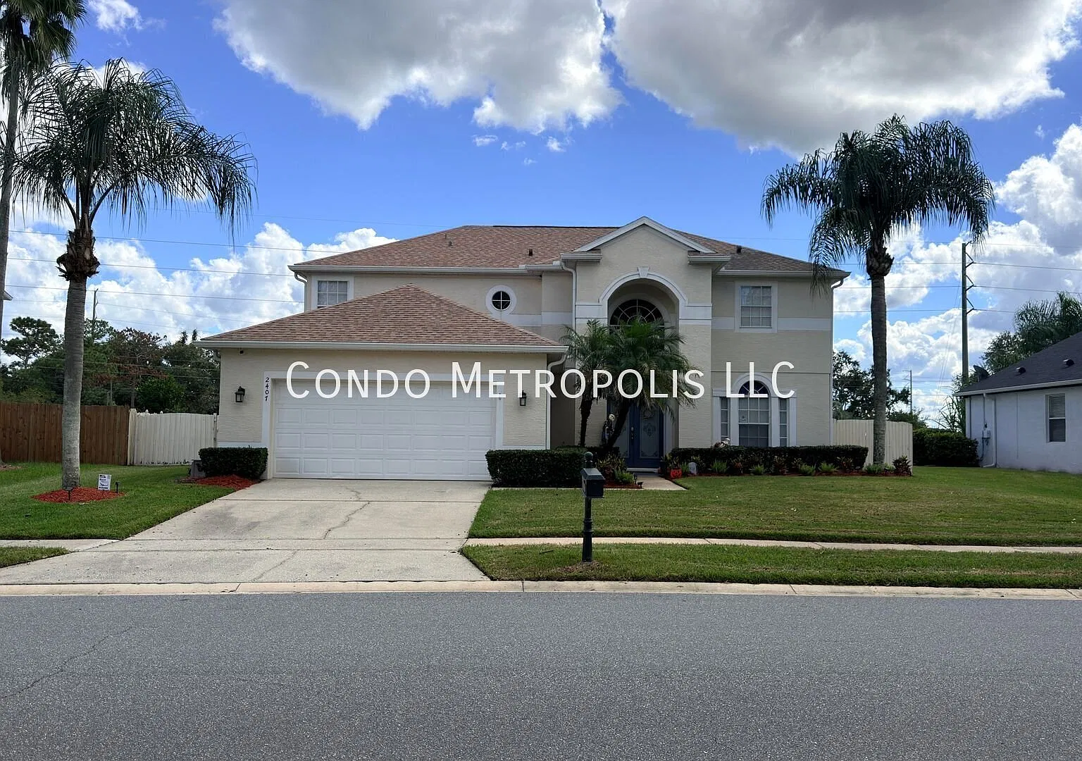 Large pool home — Photo 1