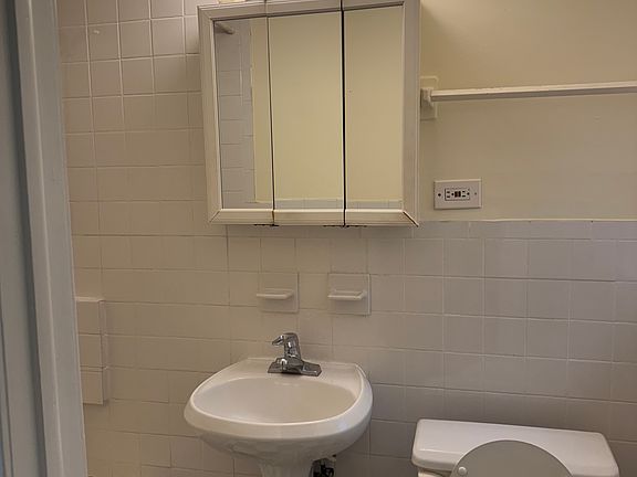 3rd image of 28 Linden St Floor 2