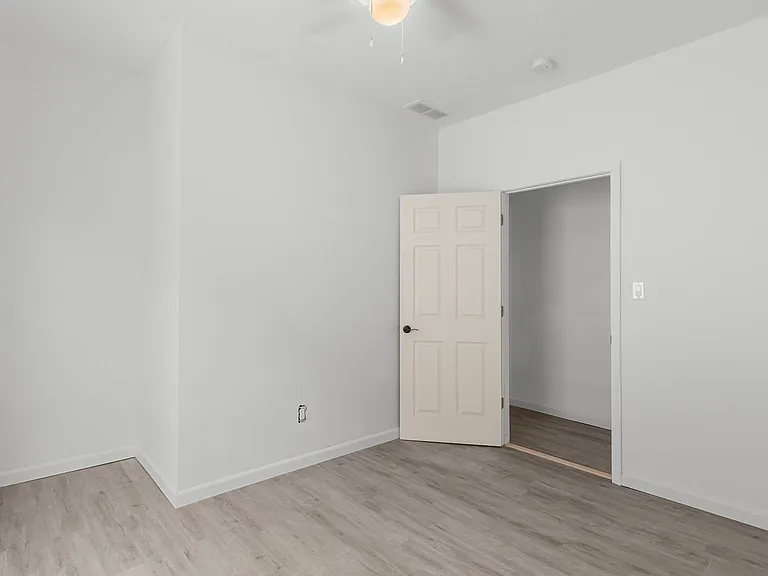 910 S 2nd St — Photo 16