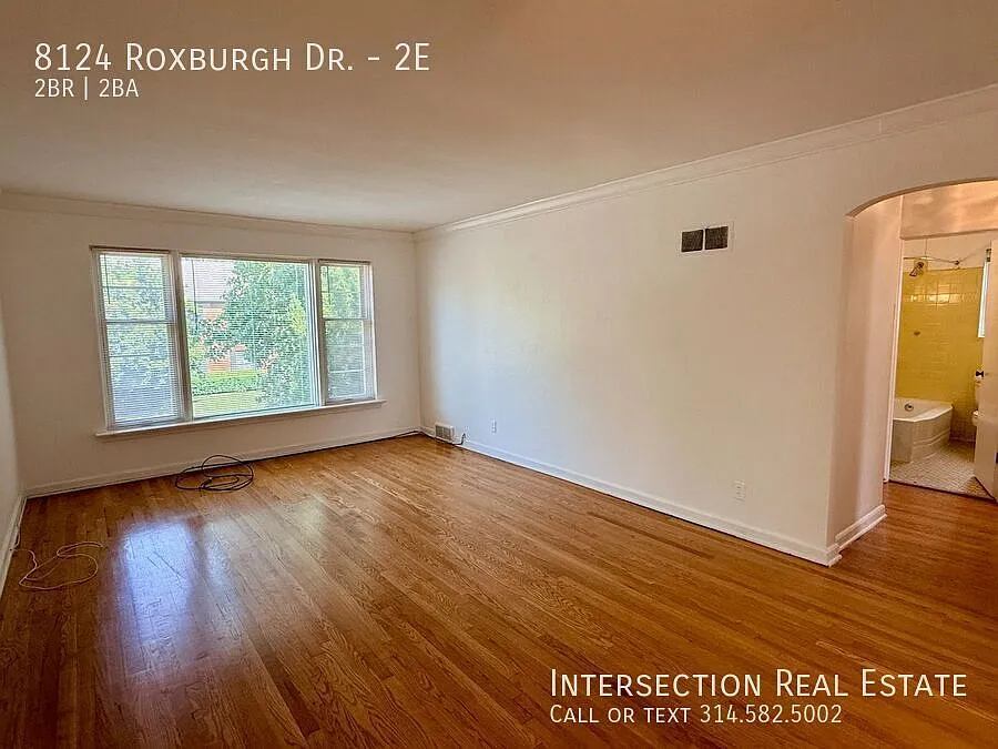 Elegant 2Bed/1.5 Bath in the heart of Clayton, MO — Photo 2