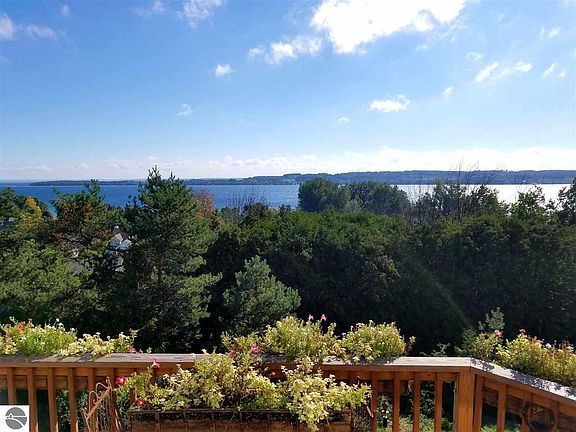 5th image of 879 N Bay Cliff Dr
