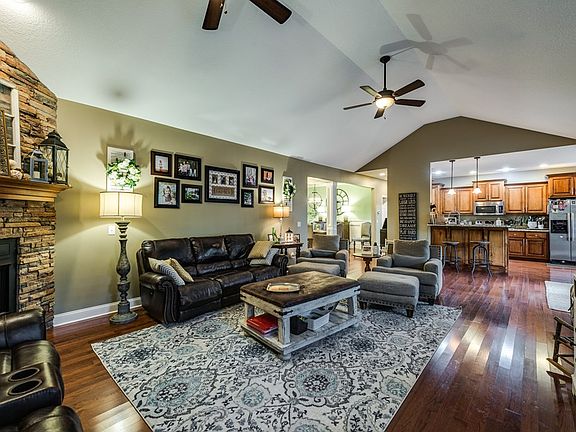 4th image of 974 River Bend Dr