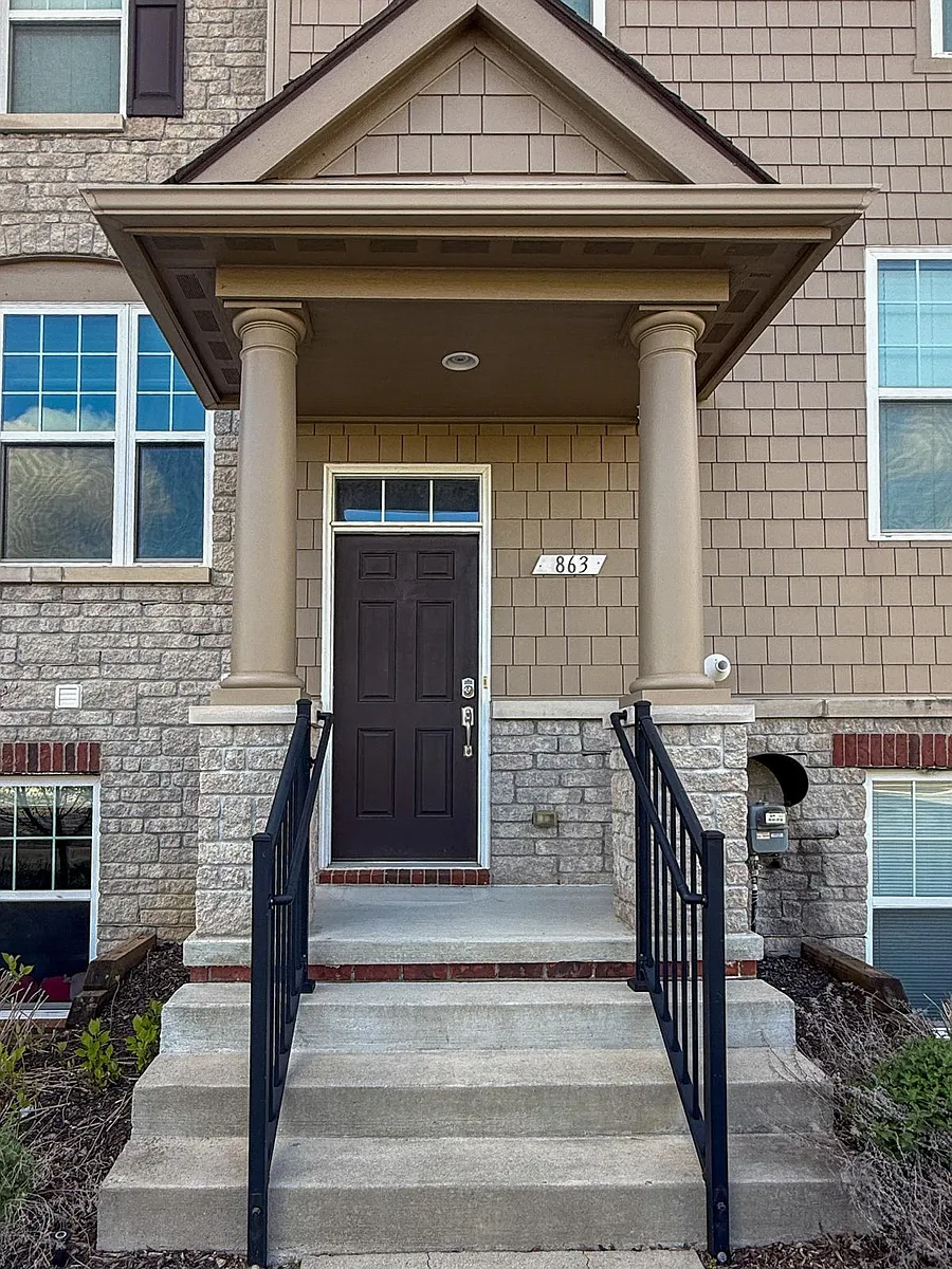 Building Photo - 863 Barclay Cir