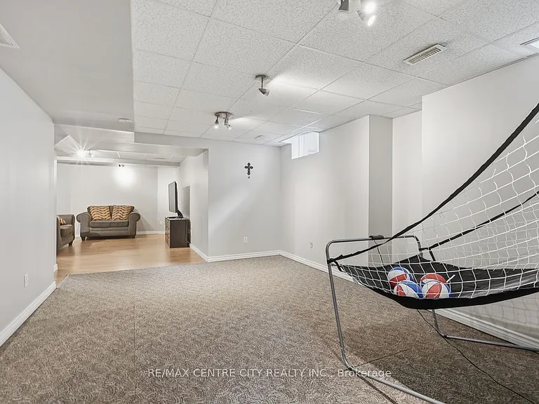 1141 Crosscreek Cres — Photo 18