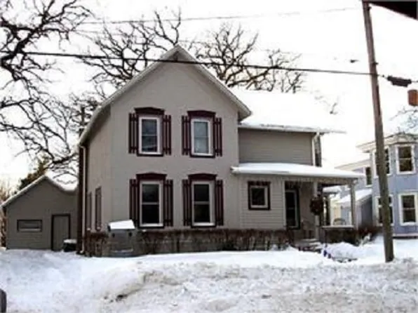729 E Main St, Manchester, IA 52057