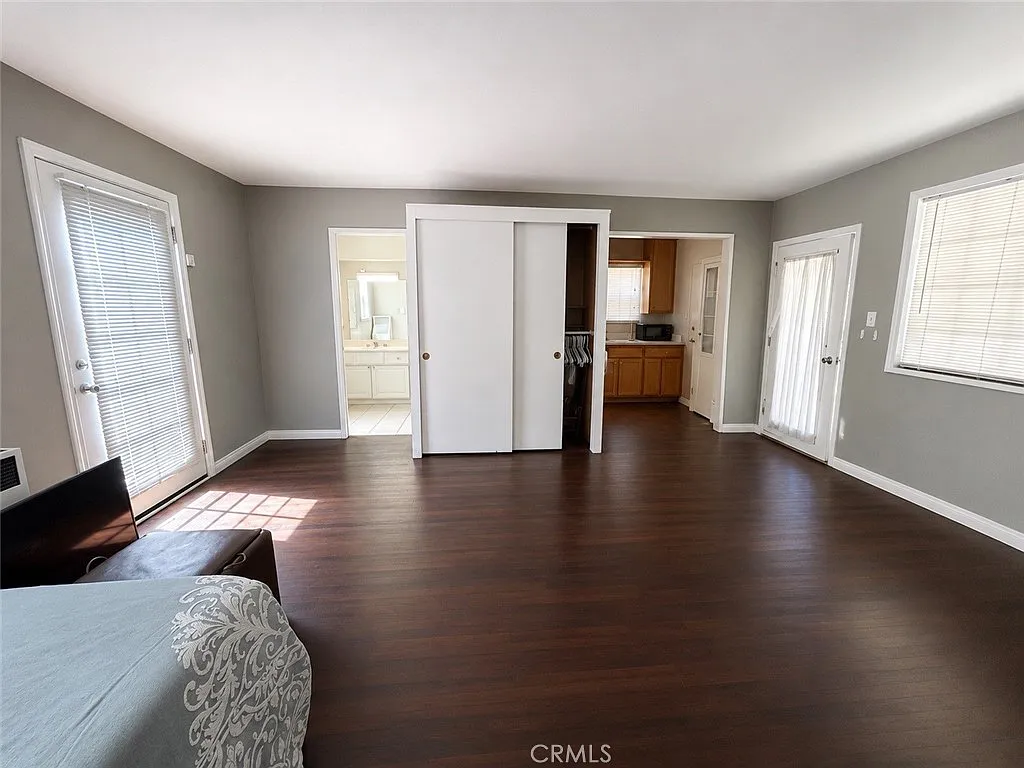Studio, 700 sqft, $1,880 — Photo 4