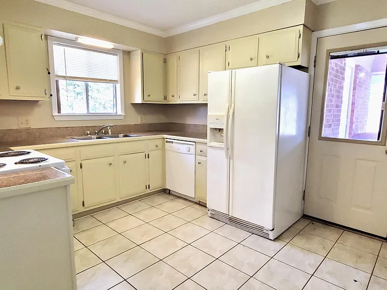 4205 Yosemite Dr — Photo 3