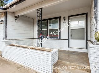 1211 C St, Floresville, TX 78114