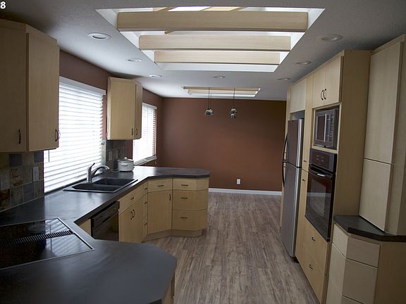 4th image of 187 SE 37th Ave