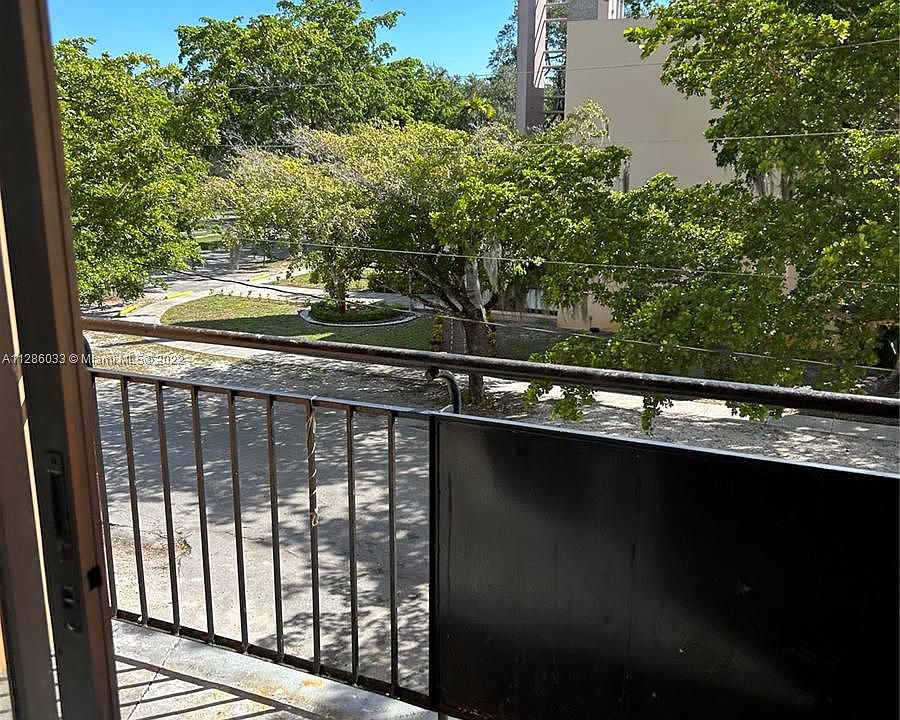 1st image of 888 NE 132nd St APT 302