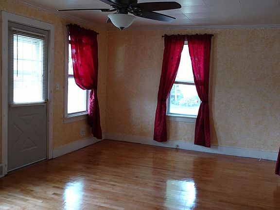 4th image of 108 W Smith St