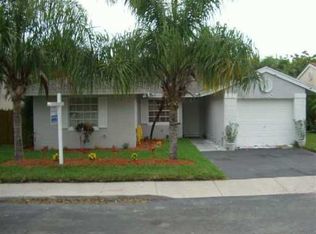 600 Green River Ln, Davie, FL 33325