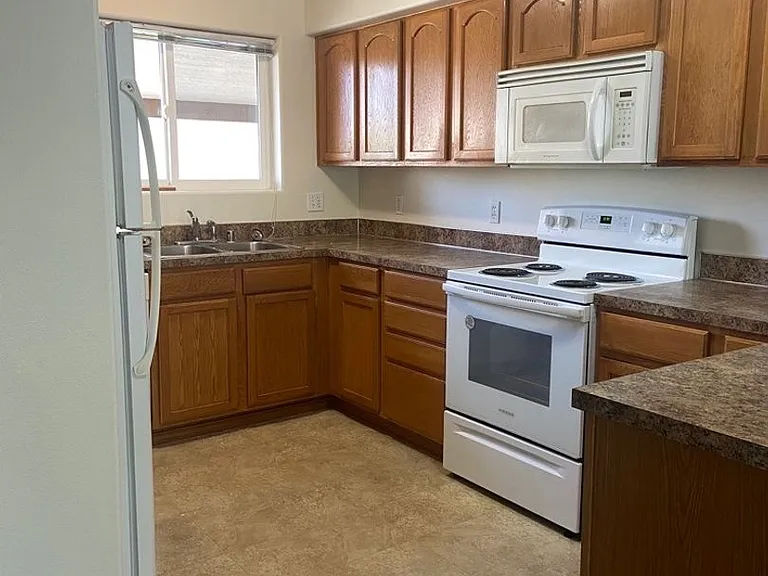 155 NE Kettle St — Photo 3