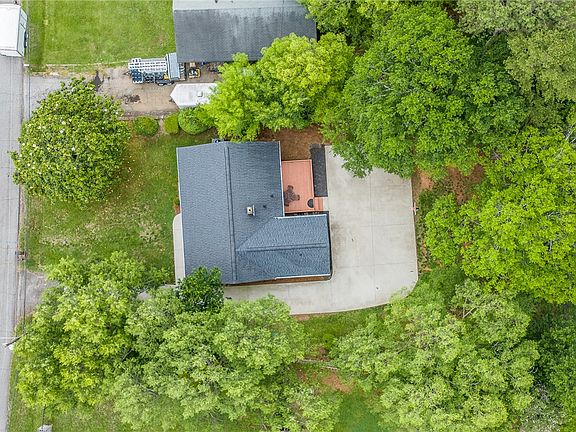 3rd image of 17 Eisenhower Dr
