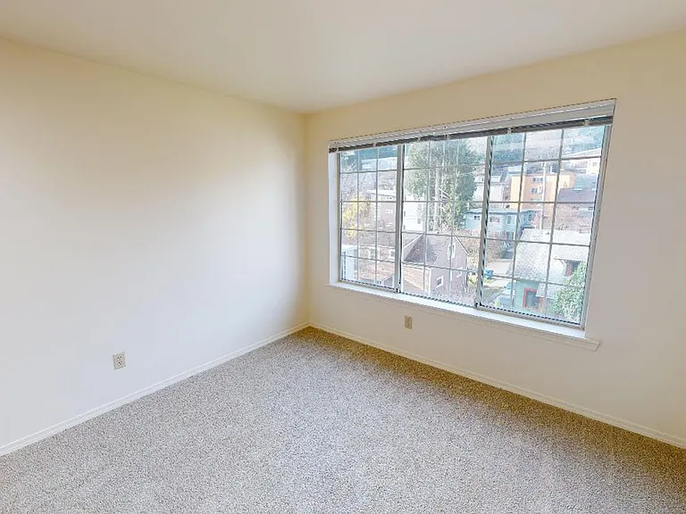 5307 Live Close To University Village And Uw! — Photo 13