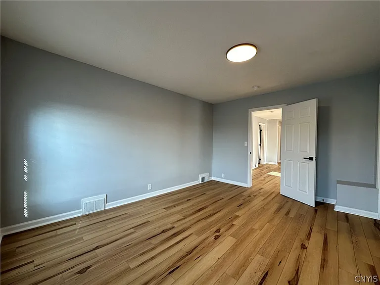 408 E Laurel St — Photo 18