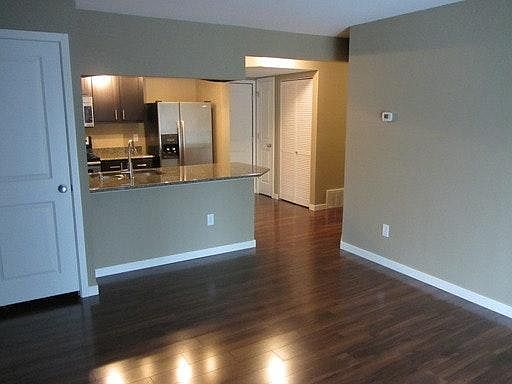 1st image of 1000 Oakcrest St APT 306