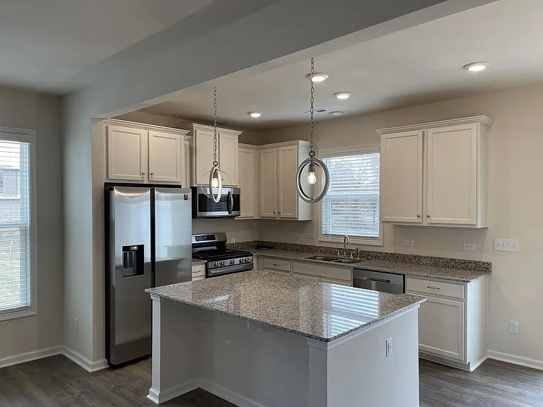 8099 Sheffield Dr — Photo 2