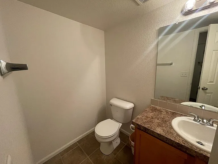 1031 Meadow Ln — Photo 15