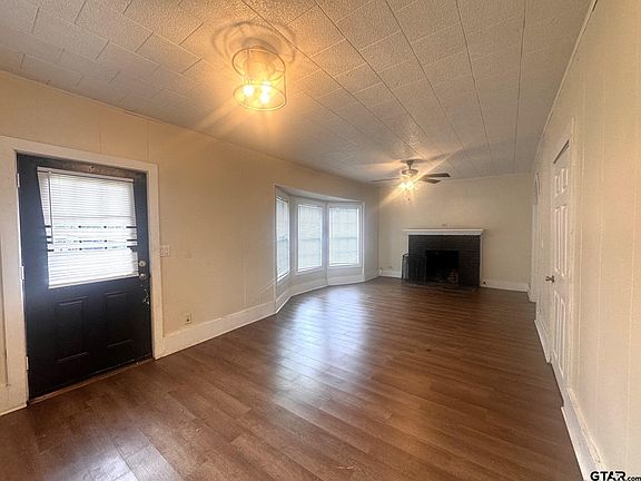 2nd image of 414 W 4th St