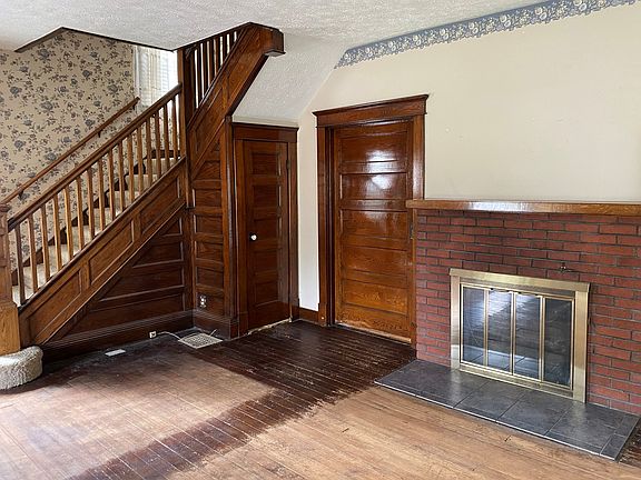 4th image of 210 E 7th St