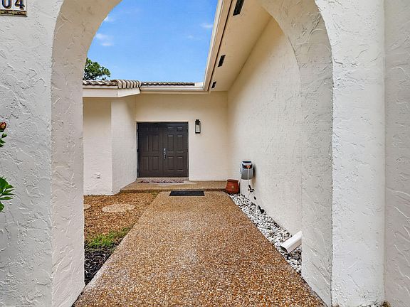 5th image of 804 Foxpointe Cir
