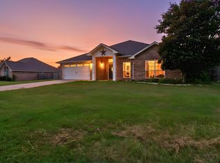 833 Greenwood Cir, Lindale, TX 75771