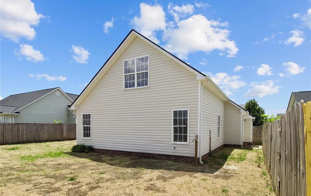 3 bed, 1643 sqft, $1,800 — Photo 2