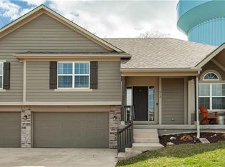 912 SE Forest Ridge Ct, Blue Springs, MO 64014