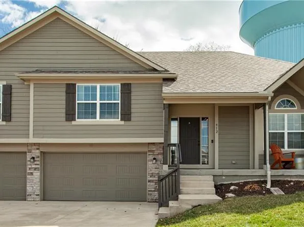 912 SE Forest Ridge Ct, Blue Springs, MO 64014