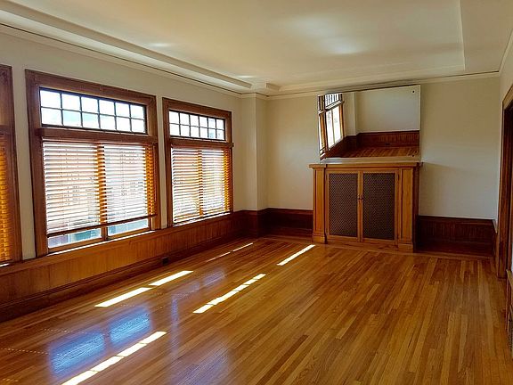 3rd image of 2240 Francisco Street # Top Floor