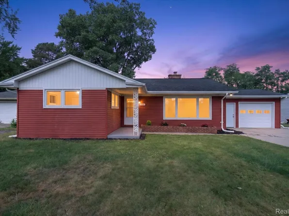 9737 Silverside Dr, South Lyon, MI 48178