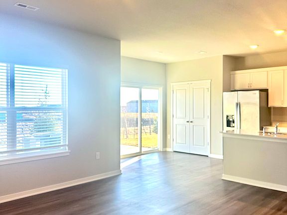 5th image of 912 Maywood Ln #922