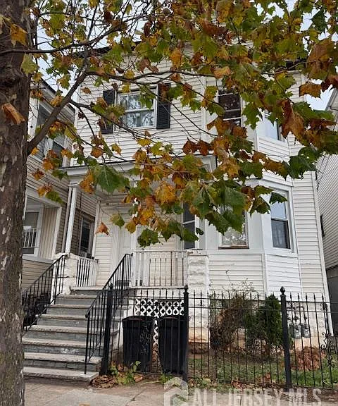 537 S Park St — Photo 2