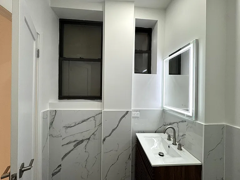 225 E 25th St #1D — Photo 11