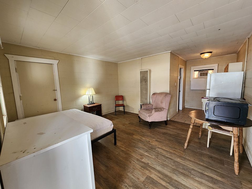 2nd image of 905 Lowry St #7