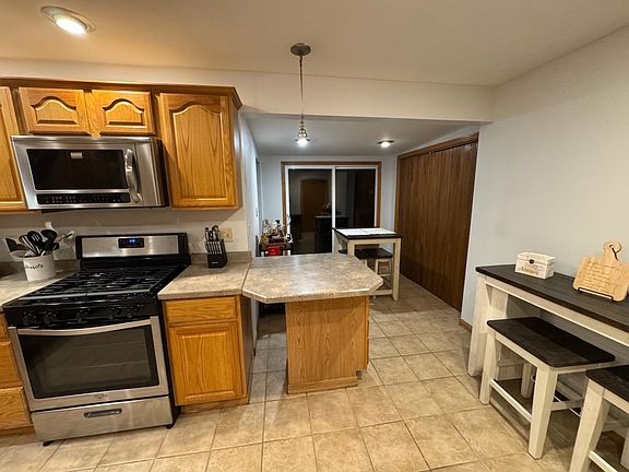3rd image of 1596 Linden Ave