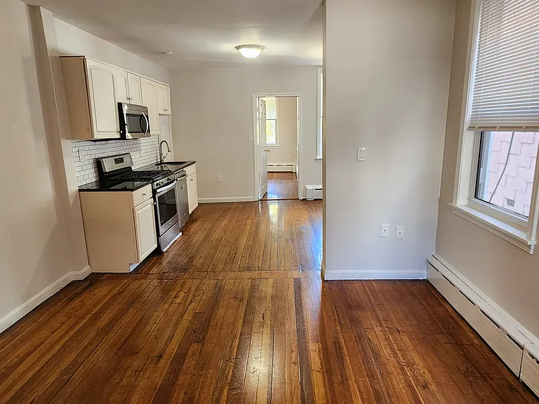 191 Maverick St #2R — Photo 9
