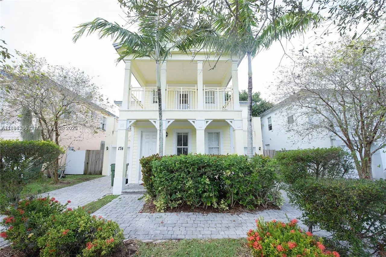 4 bed, 2.0 bath, 2818 sqft, $3,150 — Photo 2
