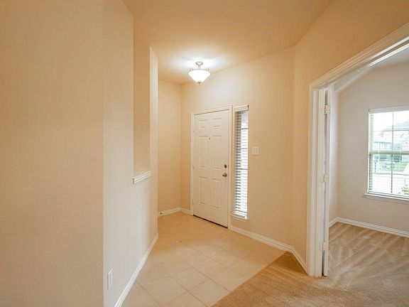 3rd image of 817 Kinghaven Dr